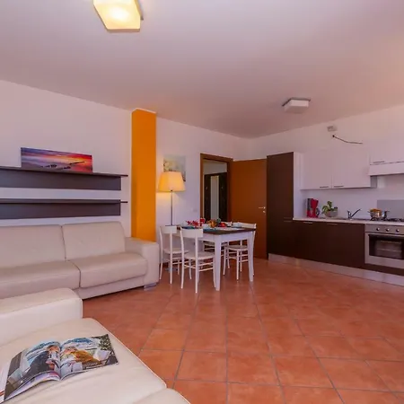 Fiumelatte Sleeps 4 Air Con Wifi Varenna