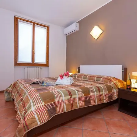 Fiumelatte Sleeps 4 Air Con Wifi Lejlighed *